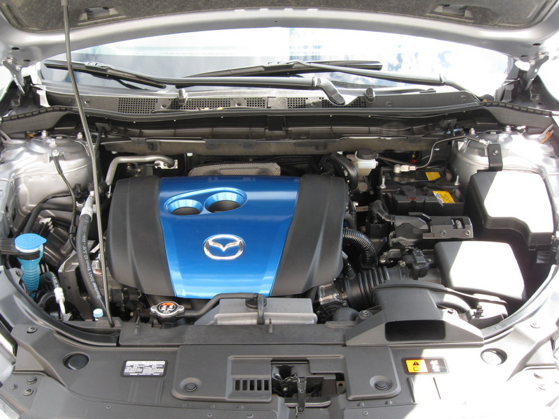 CX-5_-_SKYACTIV_Engine_Bay.jpg